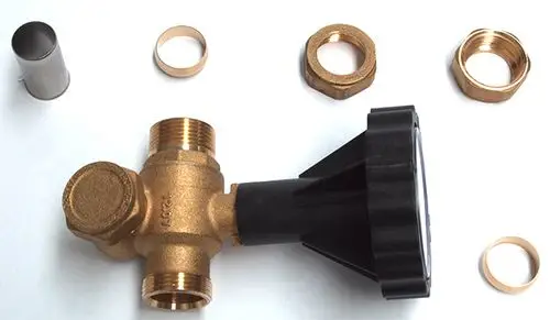 Daikin Kugelhahn aus Messing mit Kunststoffteil. Sichtbare Gewinde und Dichtungen, um den Anschluss zu erleichtern. Verschiedene Metallteile sind um den Kugelhahn angeordnet.